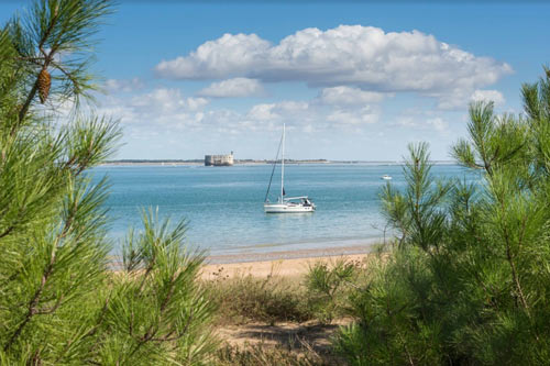 Uitzicht vanaf het strand op de zee in Charante-Maritime.