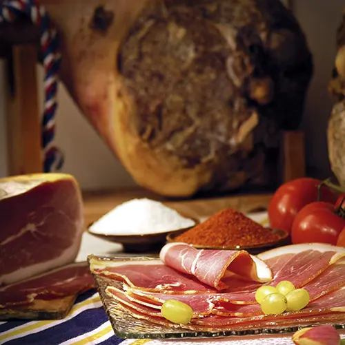 Gesneden plakken ham met op de achtergrond een on-gesneden ham in Frankrijk.