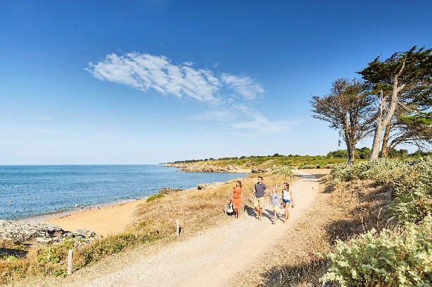  Mensen lopen over een pad bij het strand van Pornic langs de Côte de Jade.