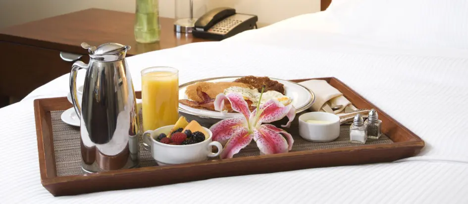 Ontbijt op bed in een vakantiehuis aan de Atlantische Kust in Frankrijk. 