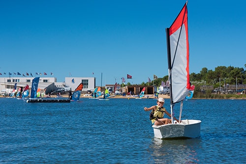 Een persoon bestuurd een zeilbootje op het water van La Tranche sur Mer.