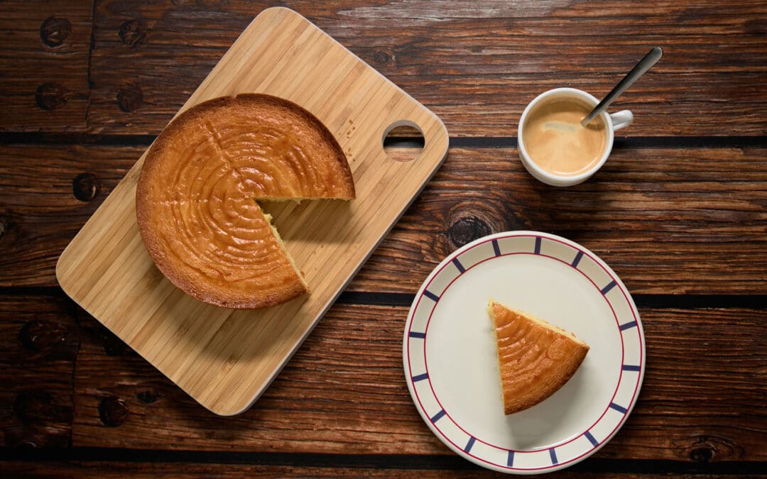 Een stuk Gateau Basque met een kop koffie.