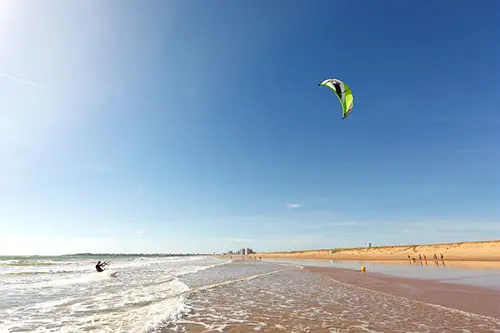 Een kitesurfer op het strand van Saint-Gilles-Croix-de-Vie aan de Atlantische Kust in Frankijk.