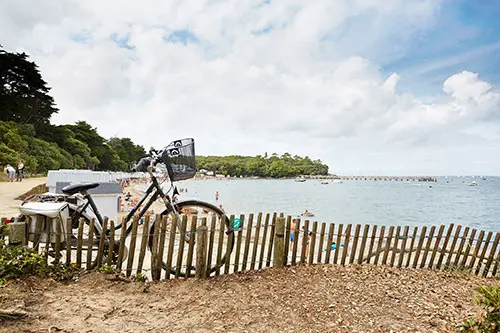 Een fiets bij het strand op het Île de Noirmoutier.