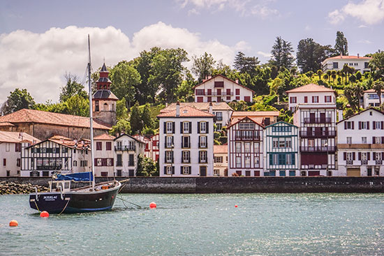 Een vissersboot in de haven van Saint-Jean-de-Luz aan de Atlantische Kust van Frankrijk.