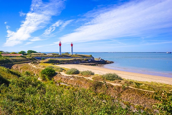 Blik op Île d’Aix met de twee vuurtorens aan de Atlantische Kust van Frankrijk. 