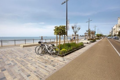 Blik op een zeeboulevard aan de Atlantische kust.