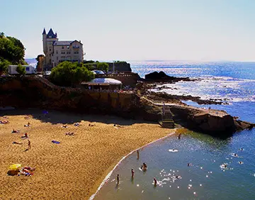 Luchtfoto van een strand in Biarritz.