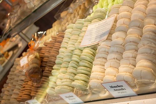 Een vitrine gevuld met Macarons.