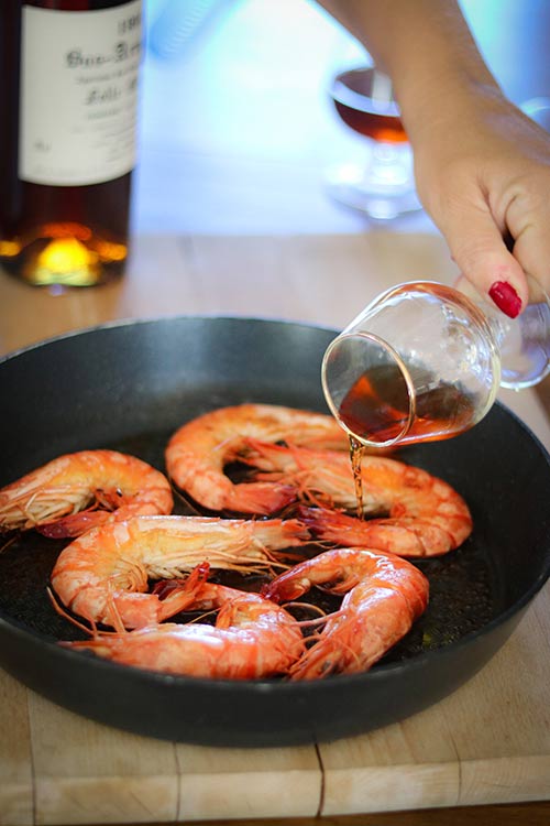 Een bord met gamba’s geflambeerd met armagnac.