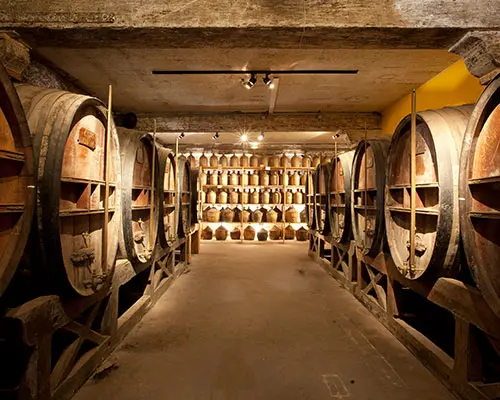 De kelder van het traditionele cognac-huis Meukow.