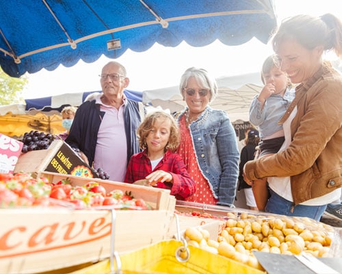 Frische Erdbeeren und Kartoffeln auf einem französischen Wochenmarkt.