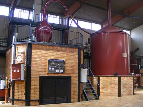 De koperen distilleerketels in de cognac-distilleerderij Martell.