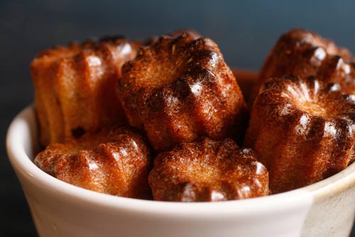 Een kom met Mini-cannelés.