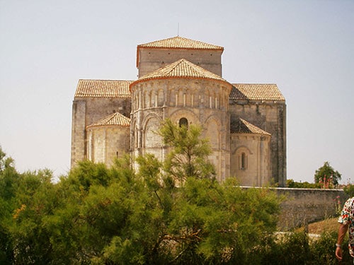 Een foto van een gebouw in Talmont-sur-Gironde in Frankrijk.