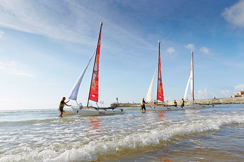 Drie zeilboten in de zee in Les Sables d'Olonne.