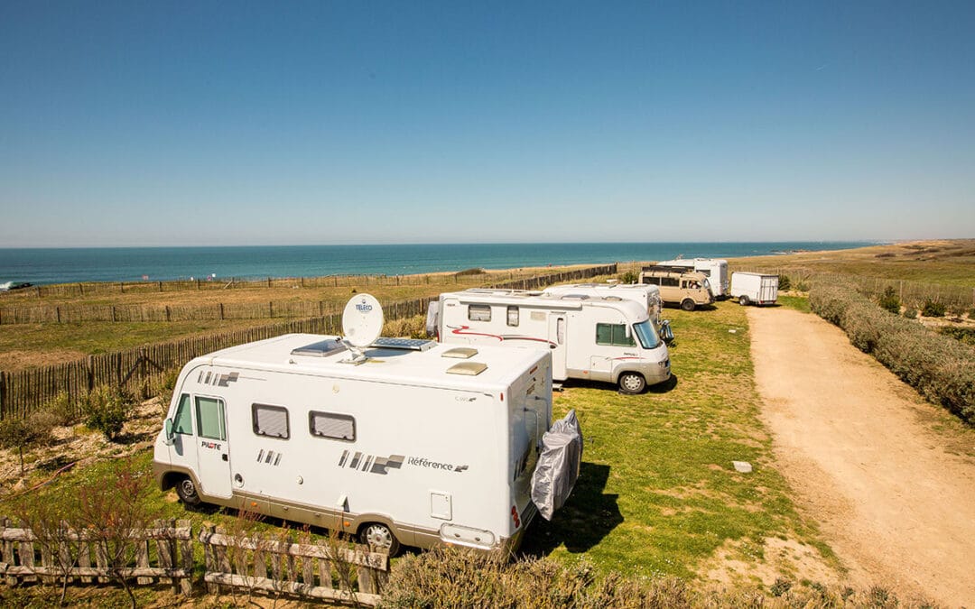 Drie campers bij het strand van de Franse Atlantische kust.