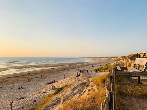 Het strand en de zee in Gironde aan de Atlantische Kust van Frankrijk.