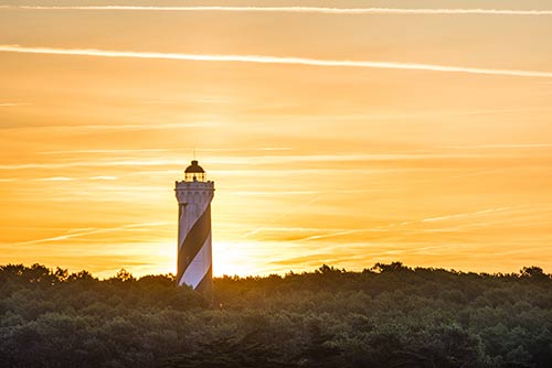 Zonsondergang met op de achtergrond De Phare de Contis.