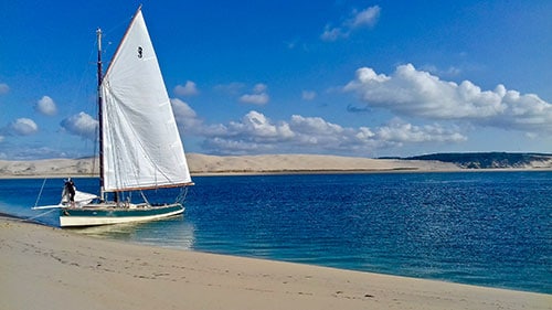 Een zeilboot in de baai van Arcachon in Frankrijk.