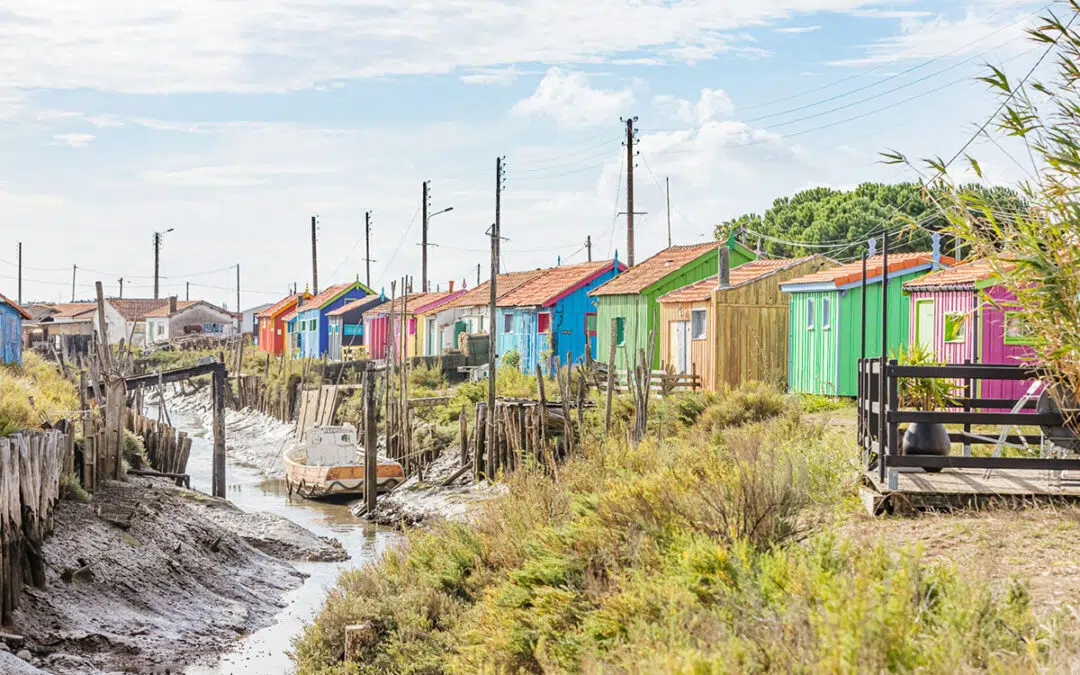 Gekleurde huisjes van oesterkwekers aan de Atlantische Kust in Frankrijk.
