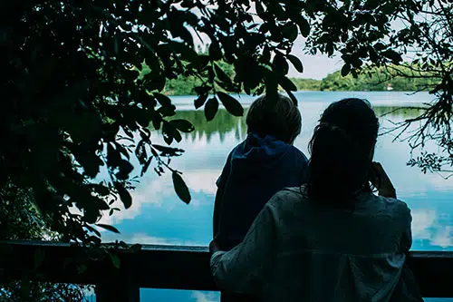Een vrouw en kind kijken uit over de wateren van de moerassen van Marais d’Orx.