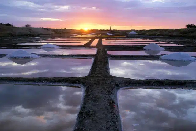 De zoutpannen van Millac bij zonsondergang.