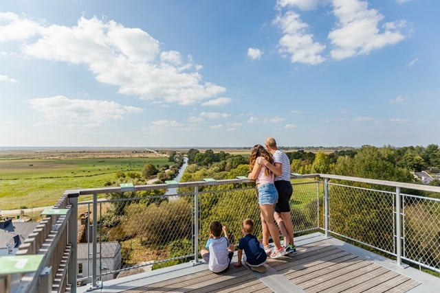 Uitzicht vanaf de uitkijktoren over het regionale natuurpark Brière.