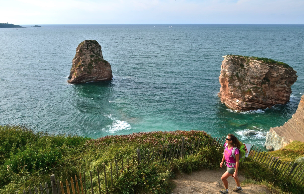 Foto van de kliffen in Hendaye in de Franse Atlantische Kust.